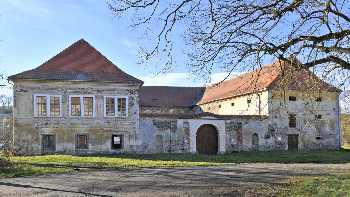 Nadšenci opravují zdevastovaný zámek u Domažlic